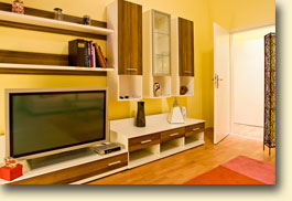 Wohnzimmere der Michaelis Suite mit Flachbild TV