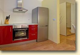 Küche der Michaelis Suite mit Kühl- und Gefrierkombination