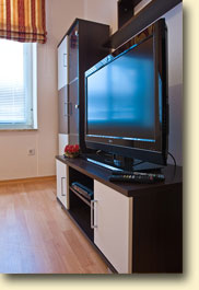Schrankwand mit Flachbild TV in der Smith Suite