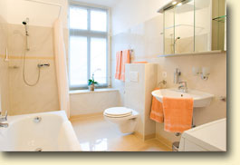 Badezimmer in der Smith Suite mit Dusche Badewanne, WC und Waschmaschine