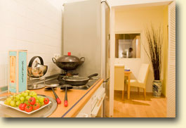 Küche der Thalia Suite mit Wok und Blick auf den Essplatz